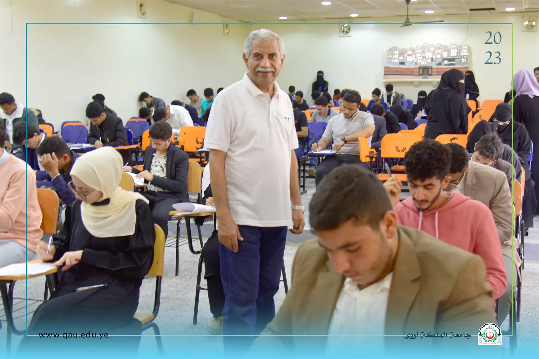 رئيس الجامعة يتفقد سير عملية الإمتحانات