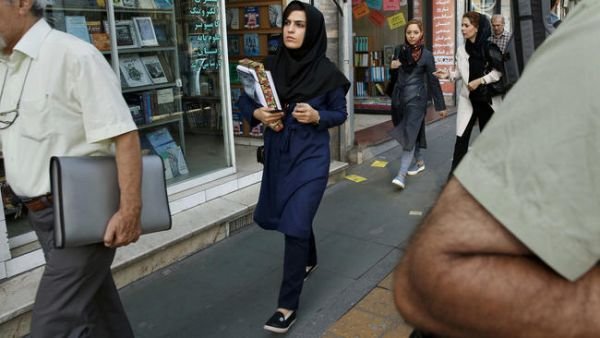 صحيفة أمريكية تكشف السبب.. لماذا تحجم الكثير من النساء الإيرانيات عن الزواج؟