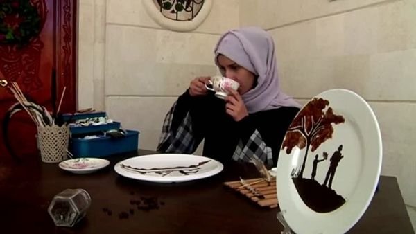 يمنية ترسم بالبُن المطحون للتعبير عن هوية بلدها