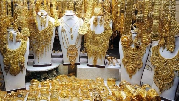 إب.. شرطة مديرية المشنة الخاضعة للحوثيين تضبط متهما بسرقة نحو كيلو ذهب