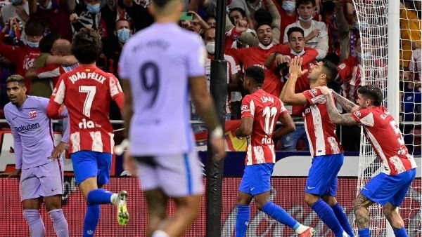 أتلتيكو مدريد يُسقط برشلونة بثنائية في الدوري الإسباني