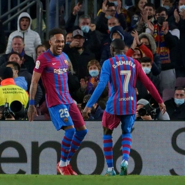 برشلونة ينذر الريال برباعية في أوساسونا بالدوري الإسباني