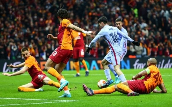 برشلونة يقصي غلطة سراي ويبلغ ربع نهائي الدوري الأوروبي