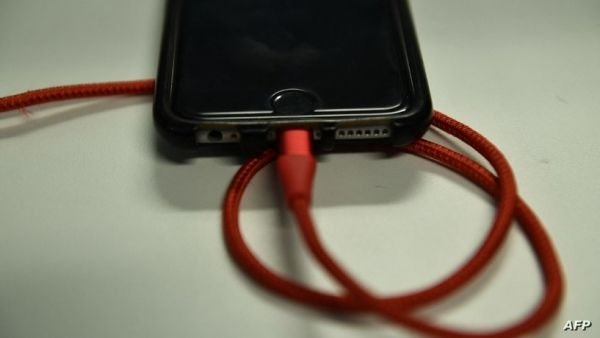 "آبل" تختبر هاتف "آيفون" بشاحن USB-C