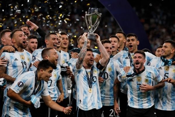 الأرجنتين تتوج بلقب كأس الأبطال بثلاثية في مرمى إيطاليا