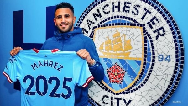 رياض محرز يجدد عقده مع مانشستر سيتي حتى عام 2025