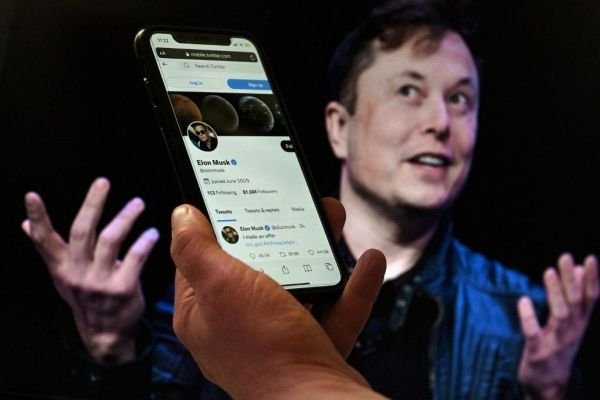 ماذا سيفعل إيلون ماسك بـ"تويتر" وكيف مول صفقته؟