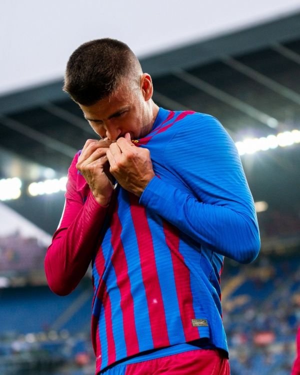 مدافع برشلونة جيرارد بيكيه يعلن اعتزال كرة القدم نهائيا