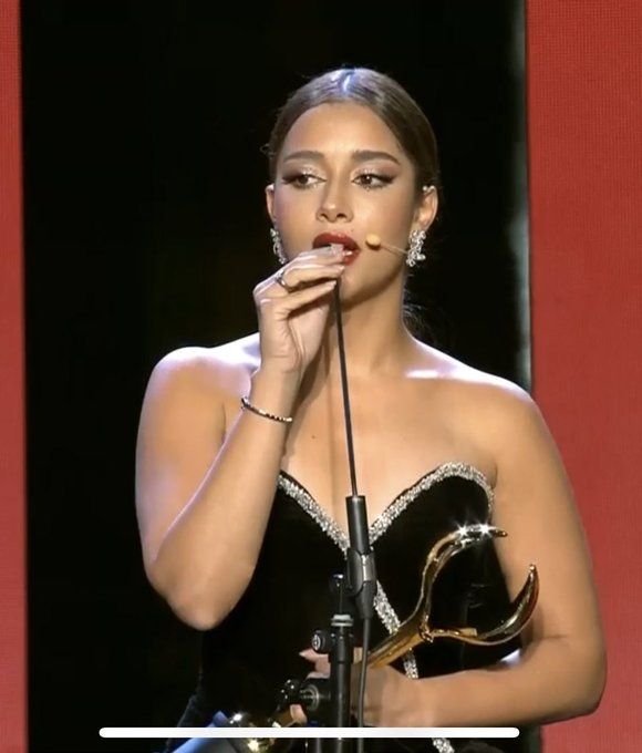الفنانة اليمنية بلقيس فتحي تحصل على جائزة مهرجان ضيافة