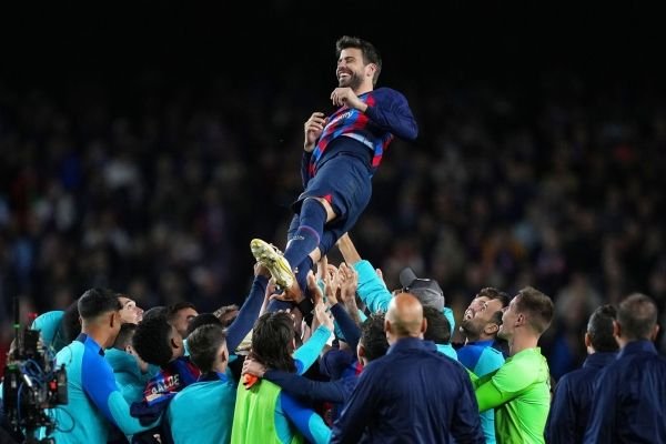 برشلونة يودع قائده بيكيه بانتصار مهم على ألميريا