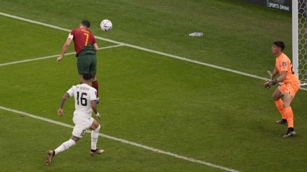 ثالث المتأهلين لثمن نهائي كأس العالم.. البرتغال تثأر من الأورغواي بهدفي برونو فيرنانديز