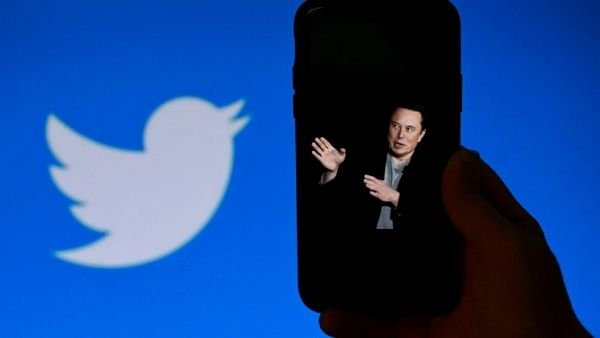إيلون ماسك يهاجم آبل عقب إعلان عزمها إيقاف إعلاناتها على تويتر