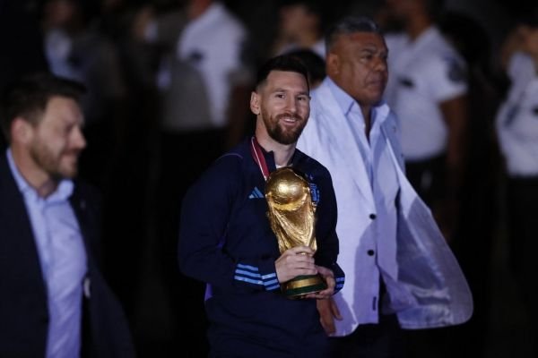 وصول منتخب الأرجنتين الفائز بكأس العالم إلى بوينوس أيريس