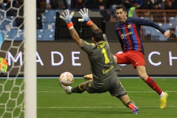 برشلونة يلاقي ريال مدريد في نهائي كأس السوبر الإسباني