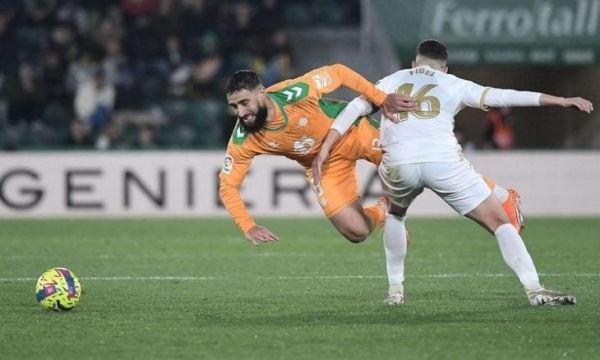 بيتيس يحول تأخره 2-صفر إلى فوز مثير على إلتشي بالدوري الإسباني
