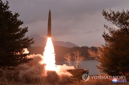كوريا الشمالية تطلق صاروخاً باليستيا بعيد المدى