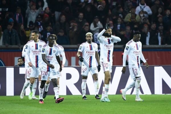 ليون يهزم سان جيرمان ويُشعل المنافسة على لقب الدوري الفرنسي