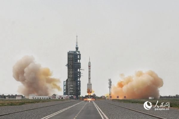 الصين تطلق سفينة فضاء مأهولة