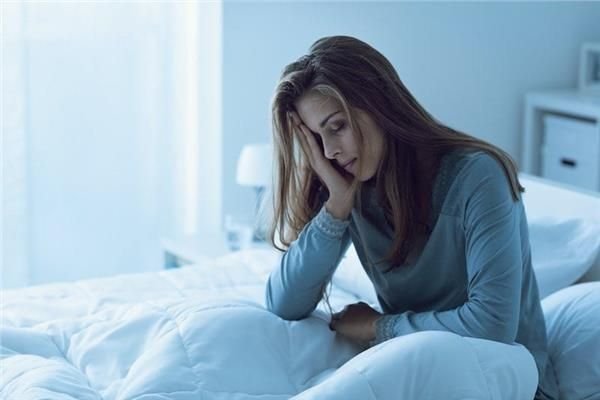 لماذا النساء أكثر عرضة لمشكلات النوم من الرجال؟