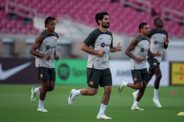 برشلونة يكشف جديد إصابات نجومه بالفيروس
