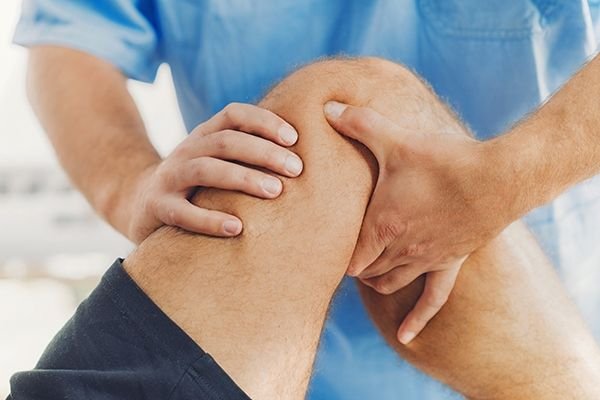 أسباب آلام الركبة وطرق علاجها والوقاية منها