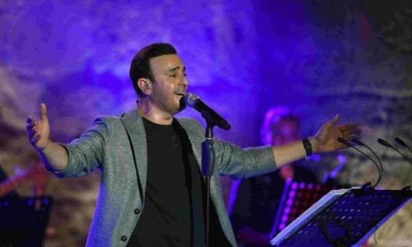 والدة صابر الرباعي تبكي أمامه في مهرجان قرطاج
