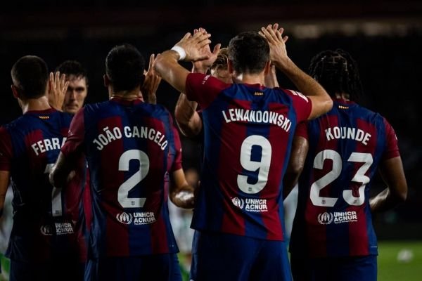 برشلونة يضرب بيتيس بخماسية ويتصدر الليغا "مؤقتاً"