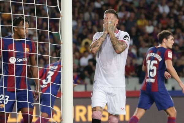 برشلونة يفوز على إشبيلية بالنيران الصديقة في الدوري الإسباني
