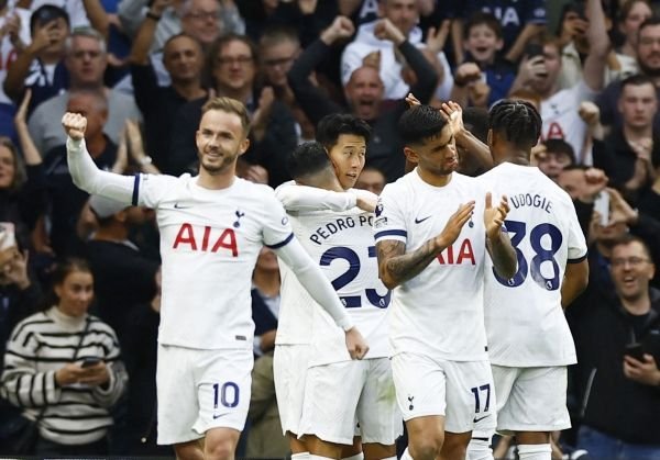 توتنهام يخطف فوزا مثيرا من ليفربول في الدوري الإنجليزي