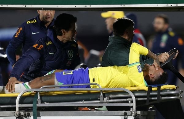 الهلال السعودي يعلن إصابة نيمار بقطع في الرباط الصليبي