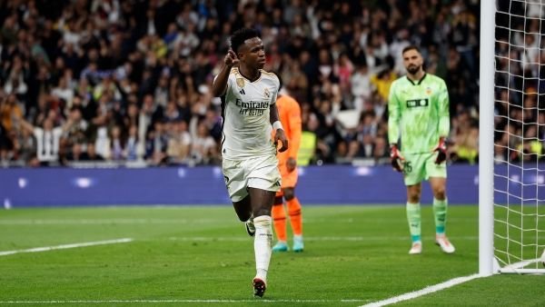 الريال يسحق فالنسيا ويواصل مطاردة جيرونا على صدارة الدوري الإسباني