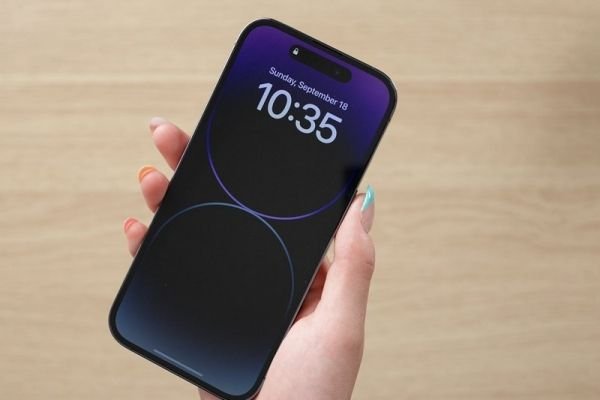 "آبل" تطور هواتف "آيفون" بشاشة كاملة