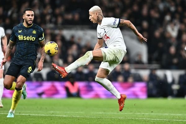 توتنهام يسحق نيوكاسل برباعية في الدوري الإنجليزي