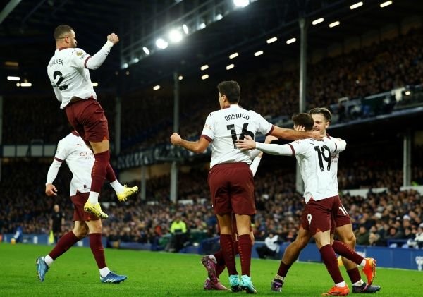 مانشستر سيتي يتغلب على إيفرتون بثلاثية في الدوري الإنجليزي