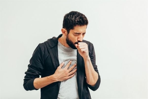 احترس.. السعال الجاف قد ينذر بمرض خطير