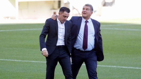 رئيس برشلونة يساند تشافي رغم قرار الرحيل