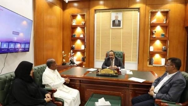 محافظ حضرموت يُشيد بثراء التجربة الشعرية الغنائية للشاعر صالح عبيد باظفاري