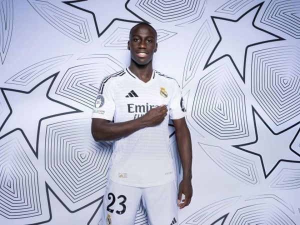 ريال مدريد يمدّد عقد مدافعه الفرنسي فيرلاند ميندي لعامين إضافيين