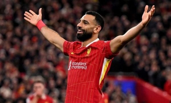 يستطيع التوقيع لأي فريق اليوم .. باريس سان جيرمان يغري صلاح براتب ضخم