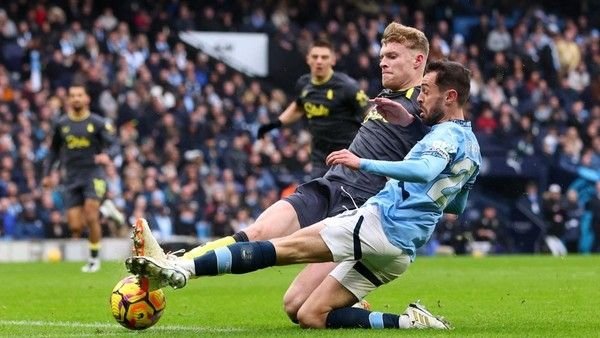 مانشستر سيتي يواصل سقوطه في الدوري الإنجليزي