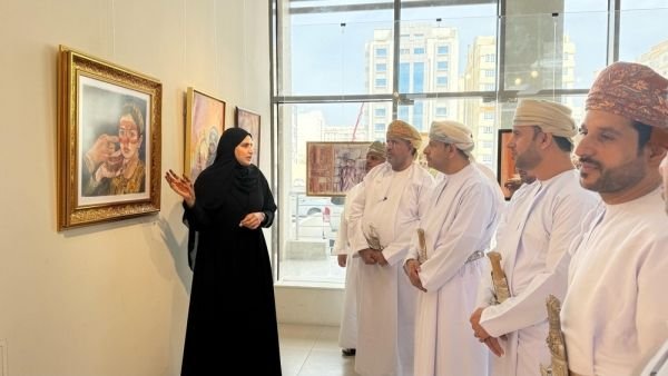 60 عملًا فنيًّا بمعرض "ألق" في العاصمة العمانية مسقط