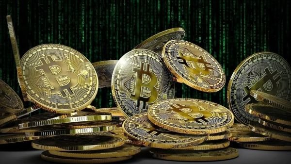 ارتفاعُ العملة المشفّرة "بتكوين" بدعم من مشتريات شركة "ستراتيجي"