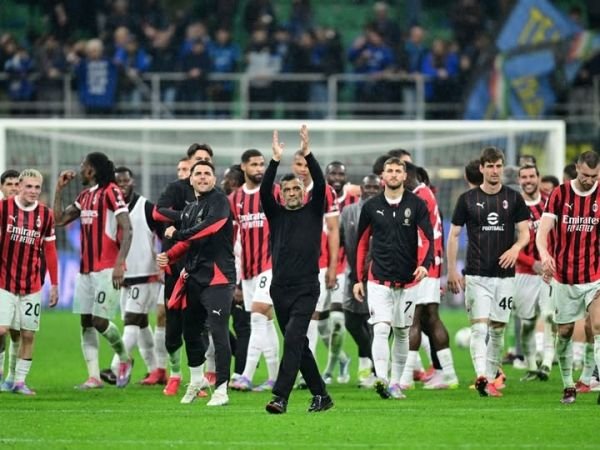 ميلان يسحق إنتر بثلاثية ويبلغ نهائي كأس إيطاليا