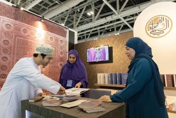 معرض مسقط الدّولي للكتاب: إصدارات متحفية ومقتنيات نادرة في ركن المتحف الوطني