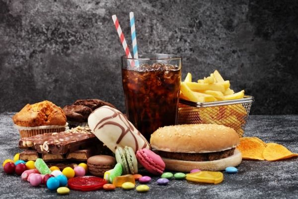 دراسة: الأغذية فائقة المعالجة ترفع خطر الشلل الرعاش
