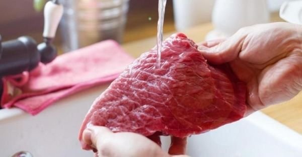 تحذير طبي: غسل اللحوم قبل الطهي قد يسبب مشكلات صحية خطيرة