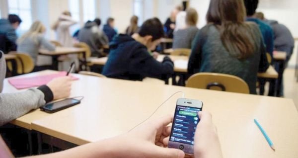 دراسة: حظر الهواتف الذكية في المدارس يحسن من التركيز بين الطلاب