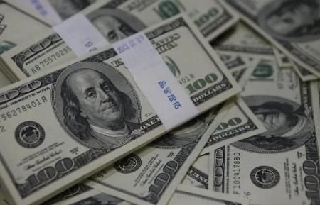 الدولار يتراجع لأدنى مستوى في أكثر من أسبوعين بعد بيانات أمريكية