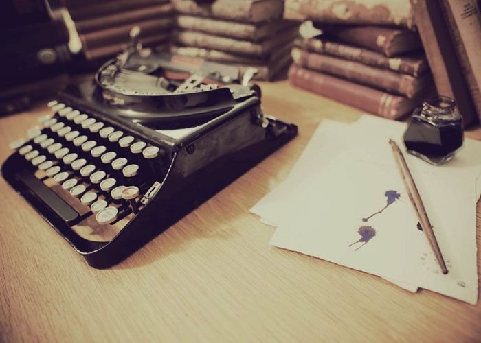 أحدهم يخلع كل ملابسه عند الكتابة.. طقوس غريبة لأدباء مشهورين يستحضرون الإلهام