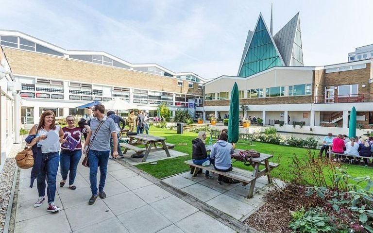 كيف تستقبل عامك الدراسي الأول في الجامعة؟